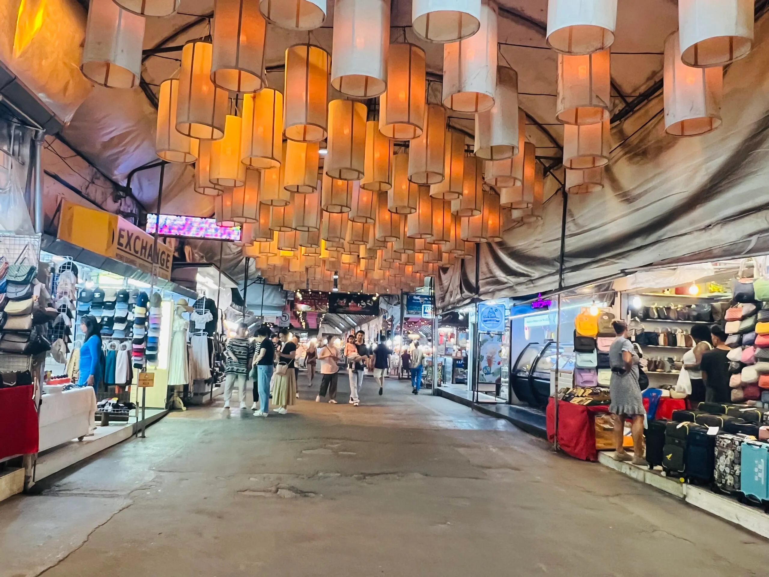 Thai night market — Bangkok street-life urban filming location